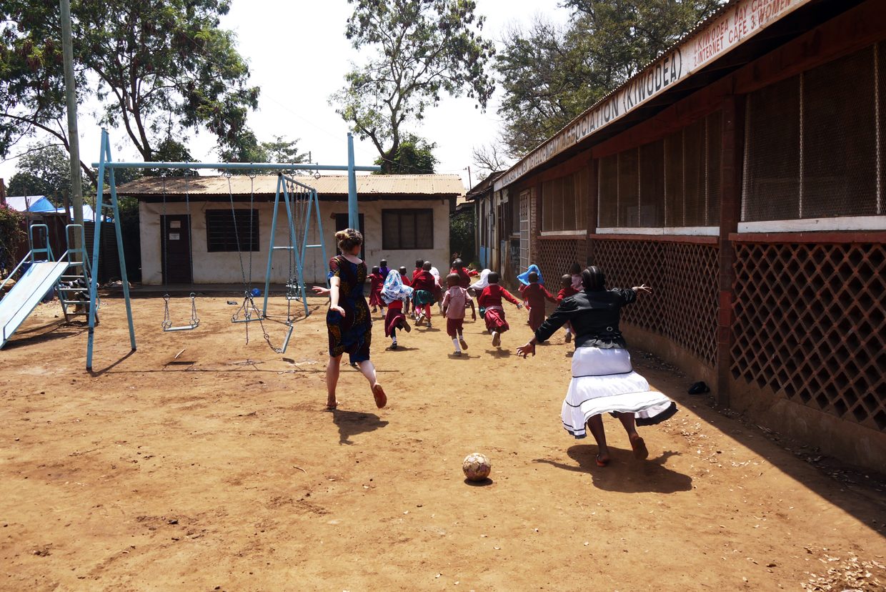 Tansaniassa vapaaehtoistyössä vuonna 2015